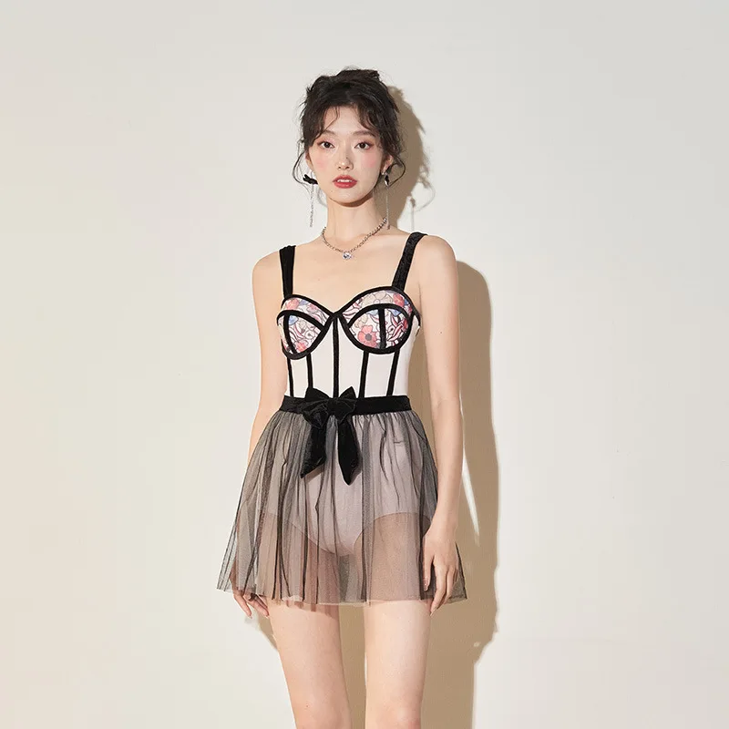 

Wisuwear/Новинка 2023 года; Корейская мода; Цельный купальник; Женская юбка принцессы; Стильная маленькая грудь; Хит продаж; Весенний купальный костюм