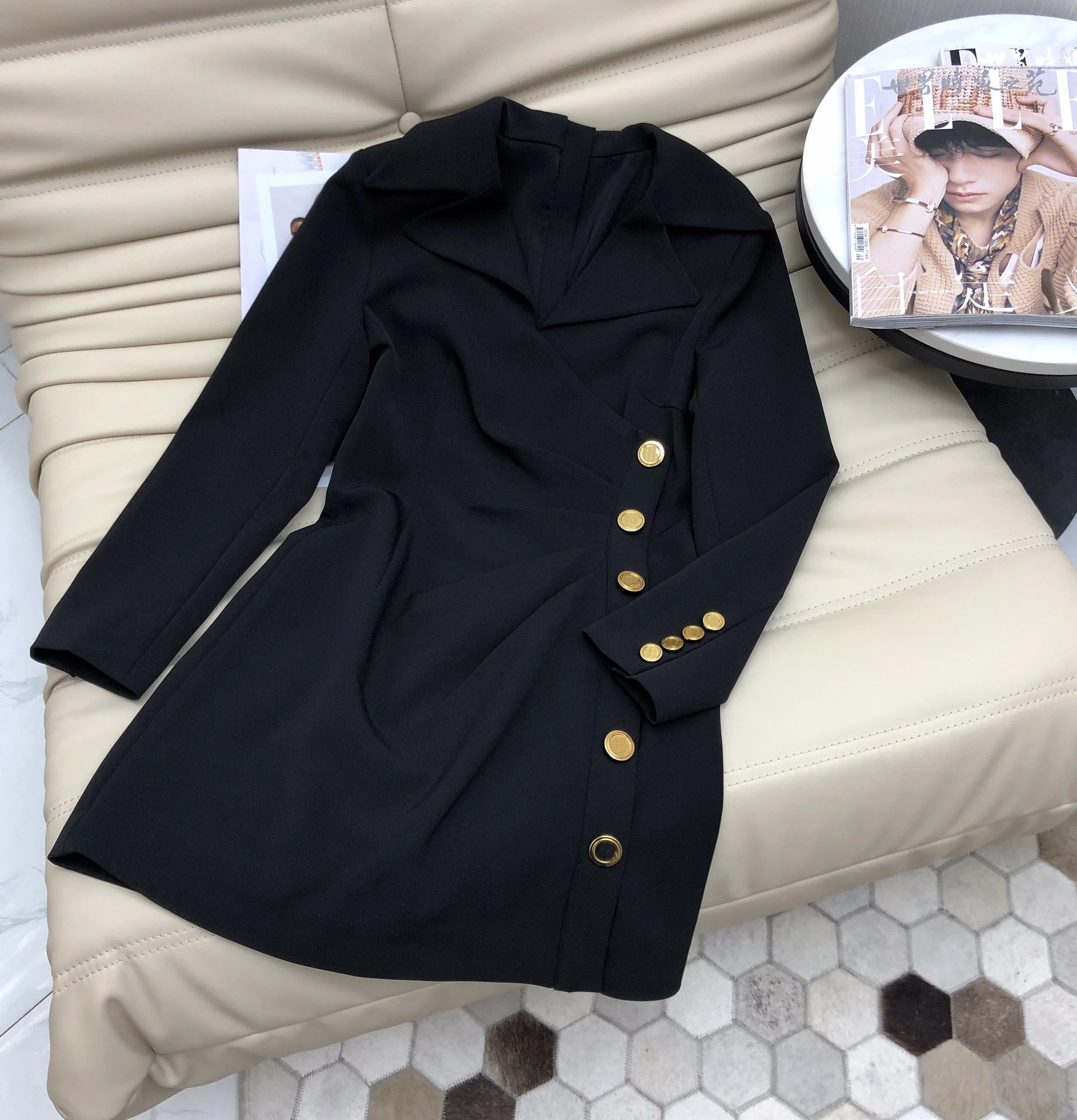 

Женское асимметричное платье с юбкой и металлическими пуговицами на раннюю весну 2022