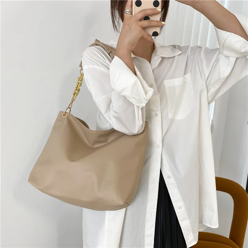 

2022 Осенняя Корейская женская сумка через плечо, простая вместительная сумка-мешок, Повседневная однотонная сумка, сумки через плечо для жен...