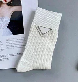 Носки с треугольной этикеткой