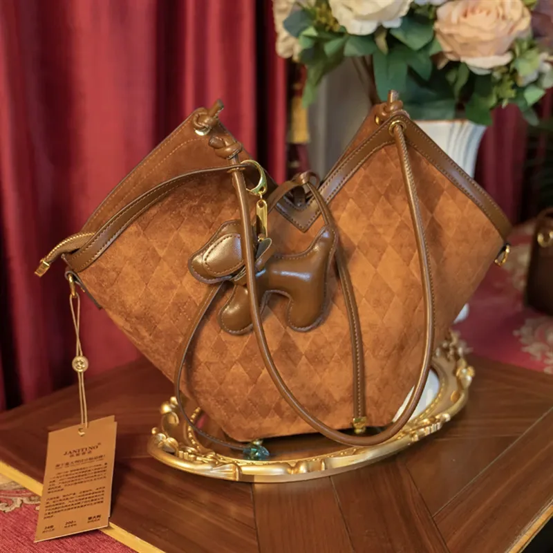 

Женская сумка-мессенджер на одно плечо, из натуральной кожи