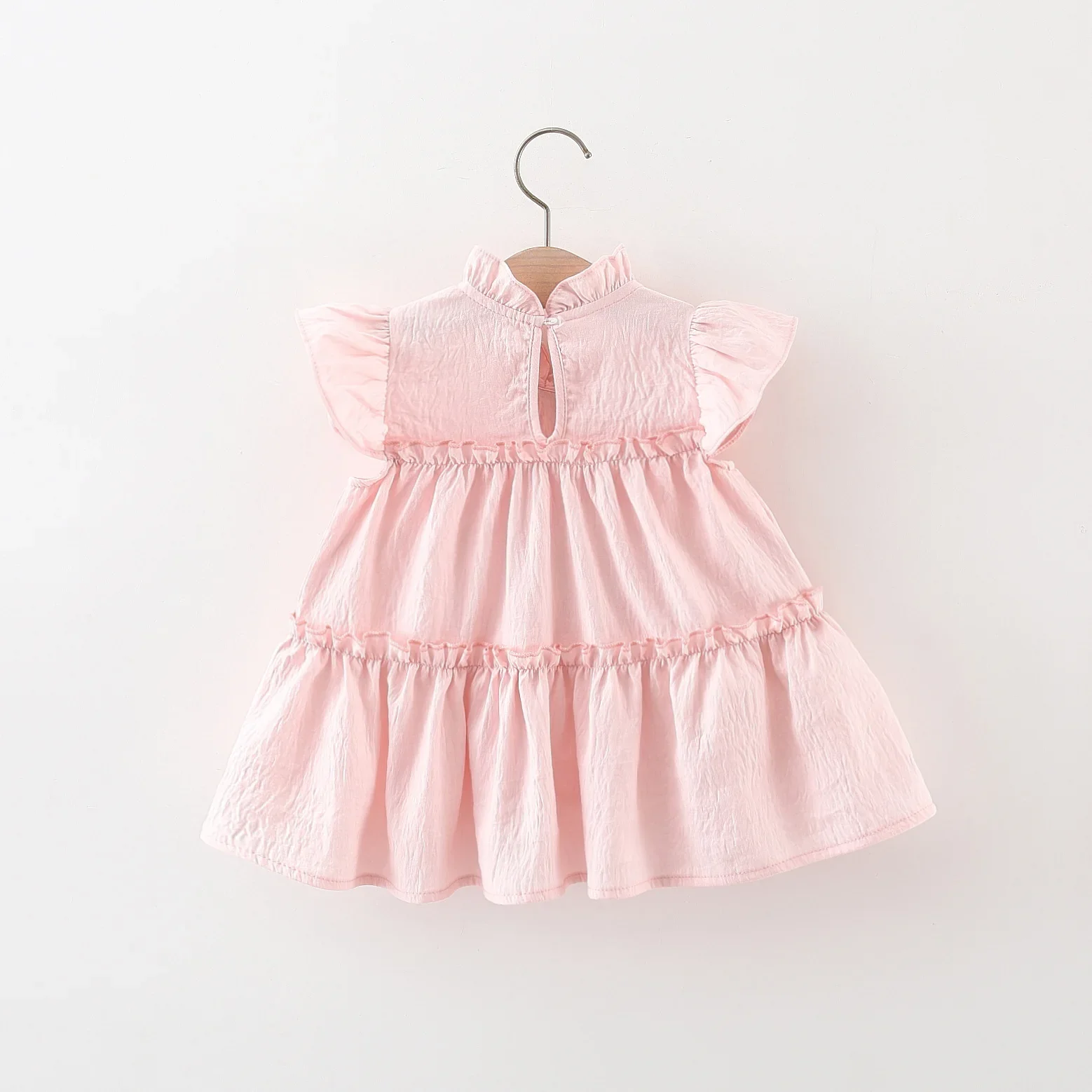 Летнее женское платье с бантом и цветочным рукавом