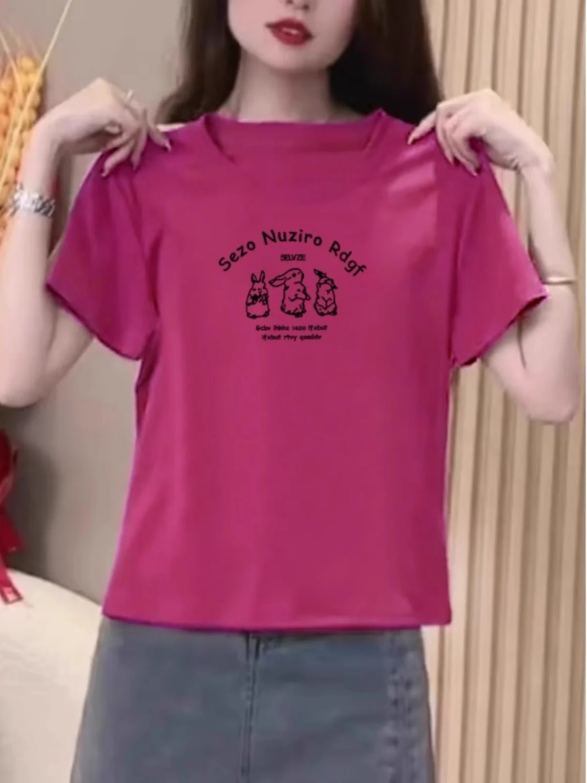 Розово-красная футболка с короткими рукавами и плечами женская летняя маленькая