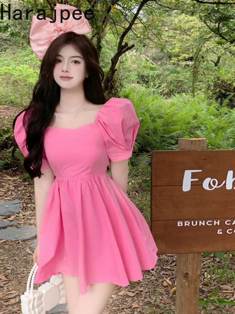 

Женское платье-трапеция с бантом, коротким рукавом-фонариком и открытой спиной