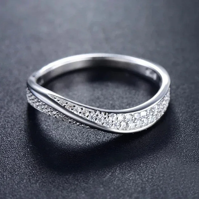 Женские кольца неправильной формы серебряного цвета с микрозакрепкой и фианитом