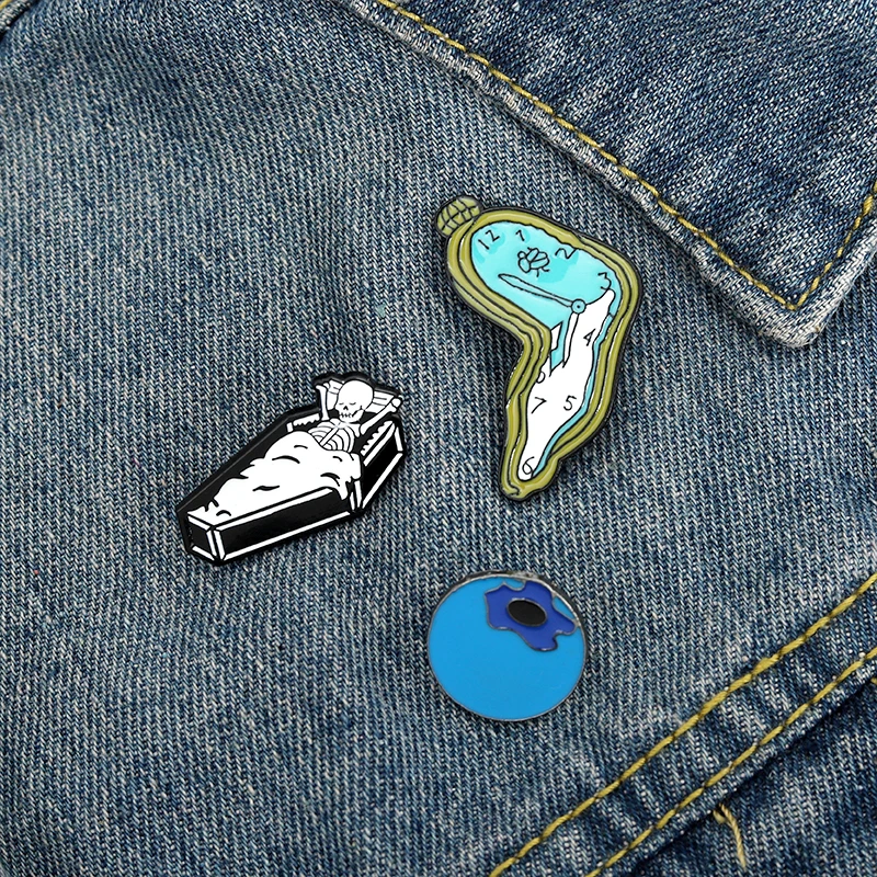 

Twisted Clock Enamel Pins Blueberry Coffin Sleeping Skull Brooch Clothes Bag Lapel Pin Metal Badge Jewelry Gift Drop Shipping