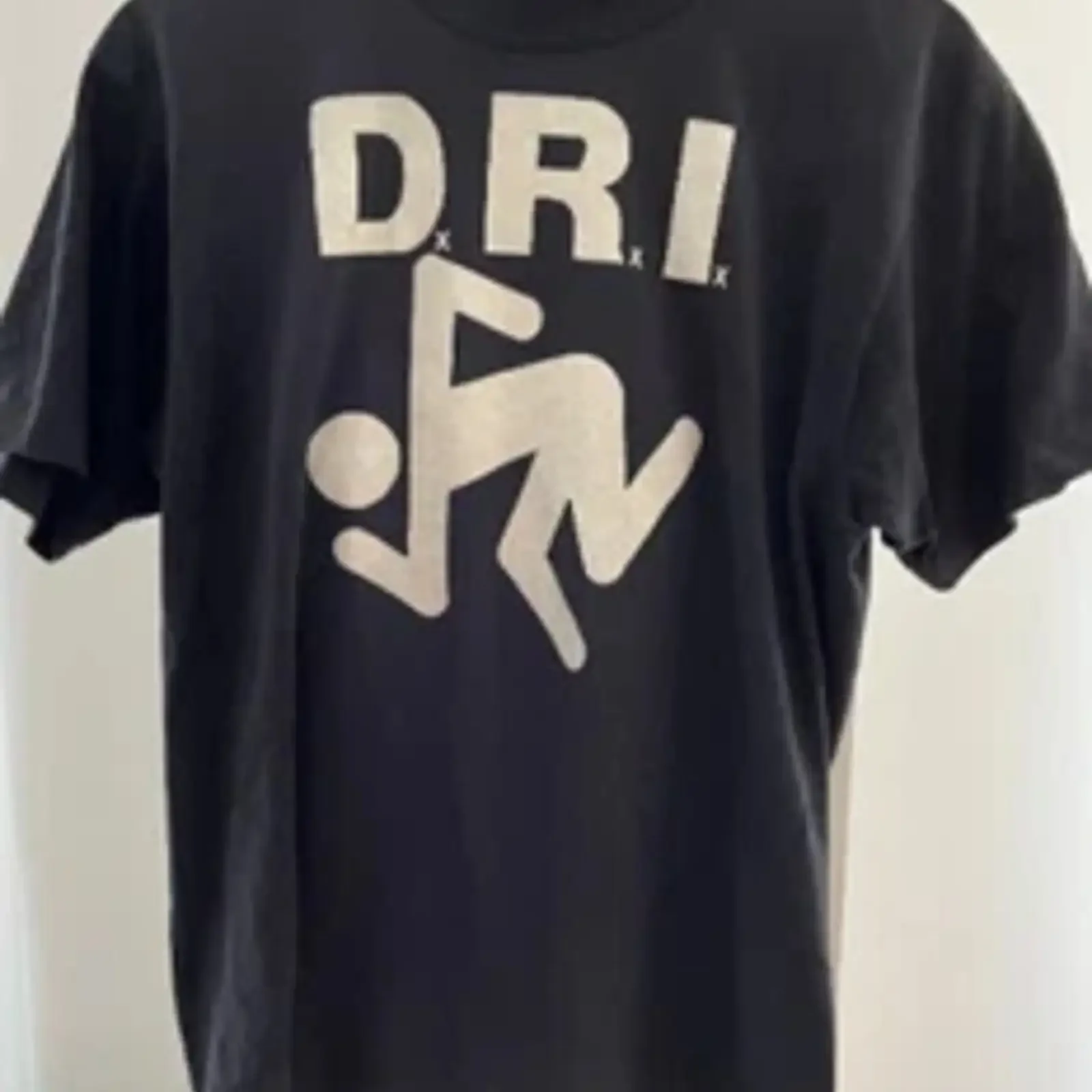 Фото Футболка с логотипом D R I (Dirty Rotten Imbeciles), рок-группа, все размеры S-5XL, винтажная, с эффектом потертости, с графическим принтом, повседневная, унисекс, слегка состаренная. №1