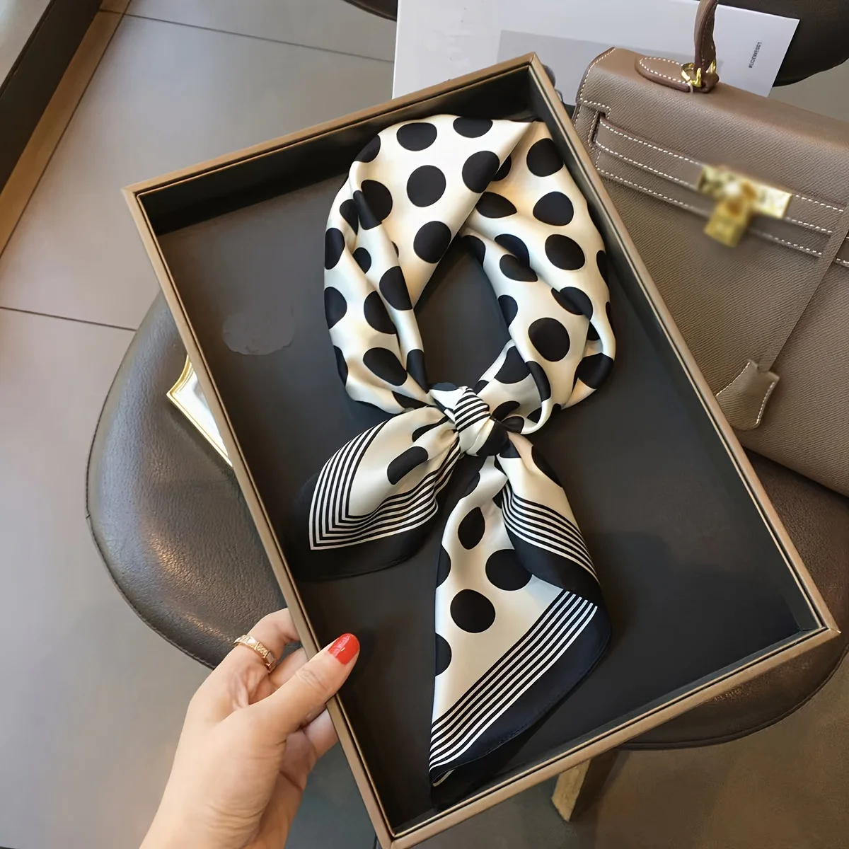 Квадратный шарф в черный и белый горошек