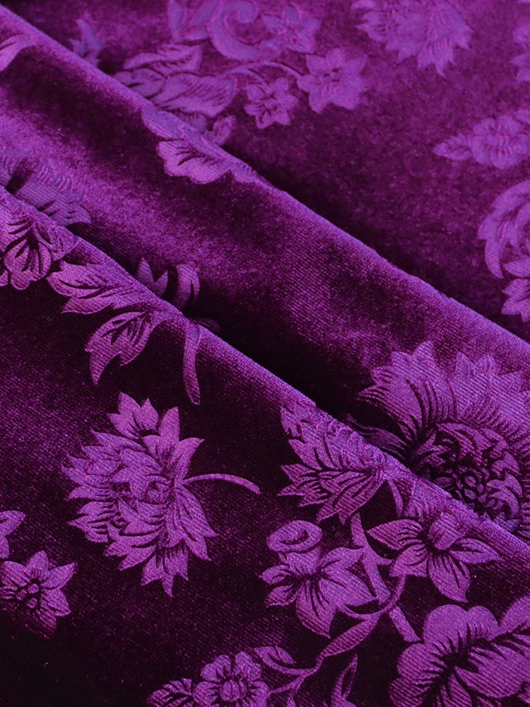 Женское бархатное платье средней длины облегающее вечернее с длинным рукавом и