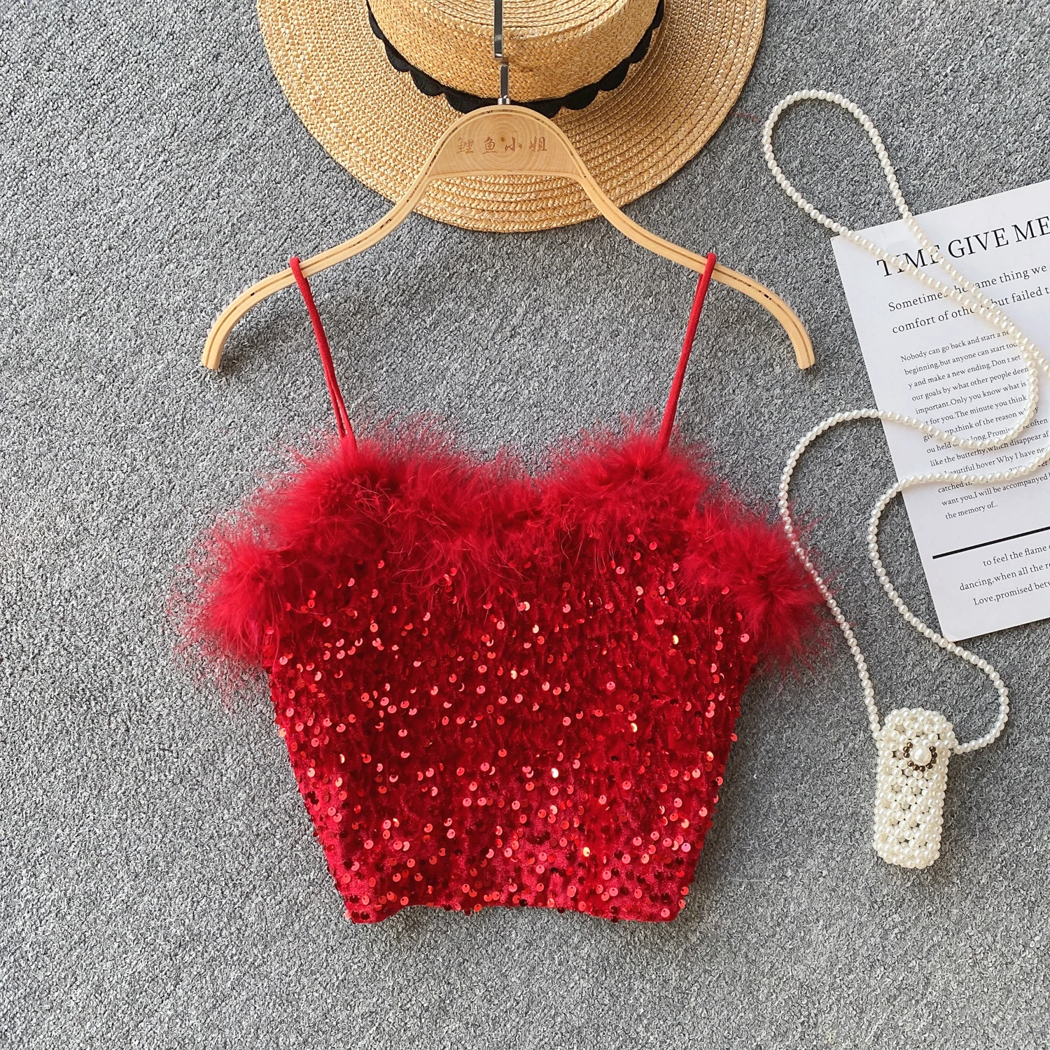 Женский топ с блестками и перьями