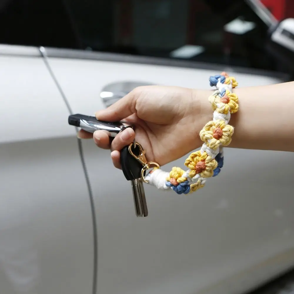 Брелок с ремешком на запястье цветочный макраме