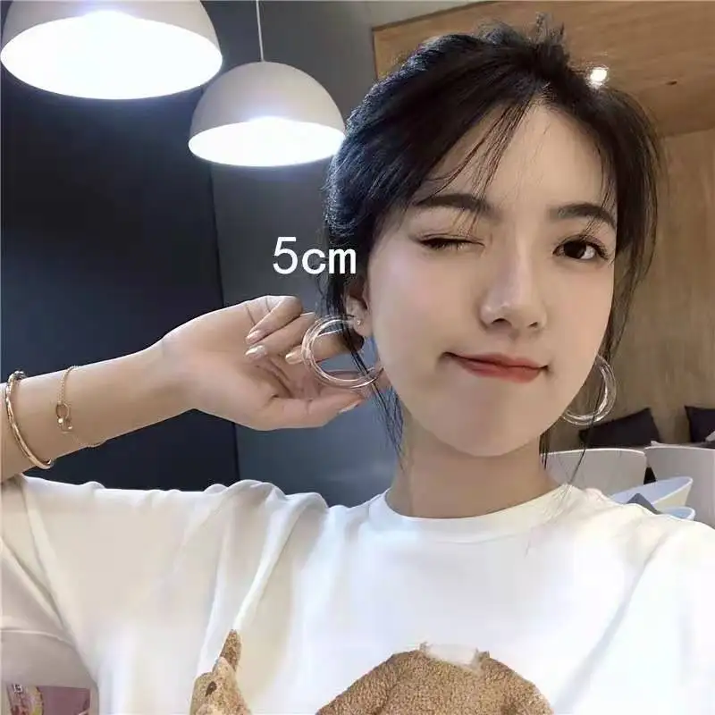 

Летние свежие прозрачные акриловые круглые геометрические серьги для женщин европейские и американские преувеличенные простые серьги в с...