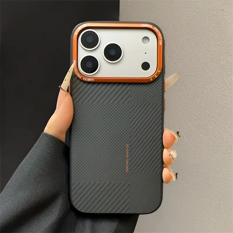 Фото Магнитные матовые чехлы с текстурой карбона для iPhone 17, 16, 15 Pro Max с магнитной зарядкой, роскошные защитные чехлы для телефона с защитой камеры №1