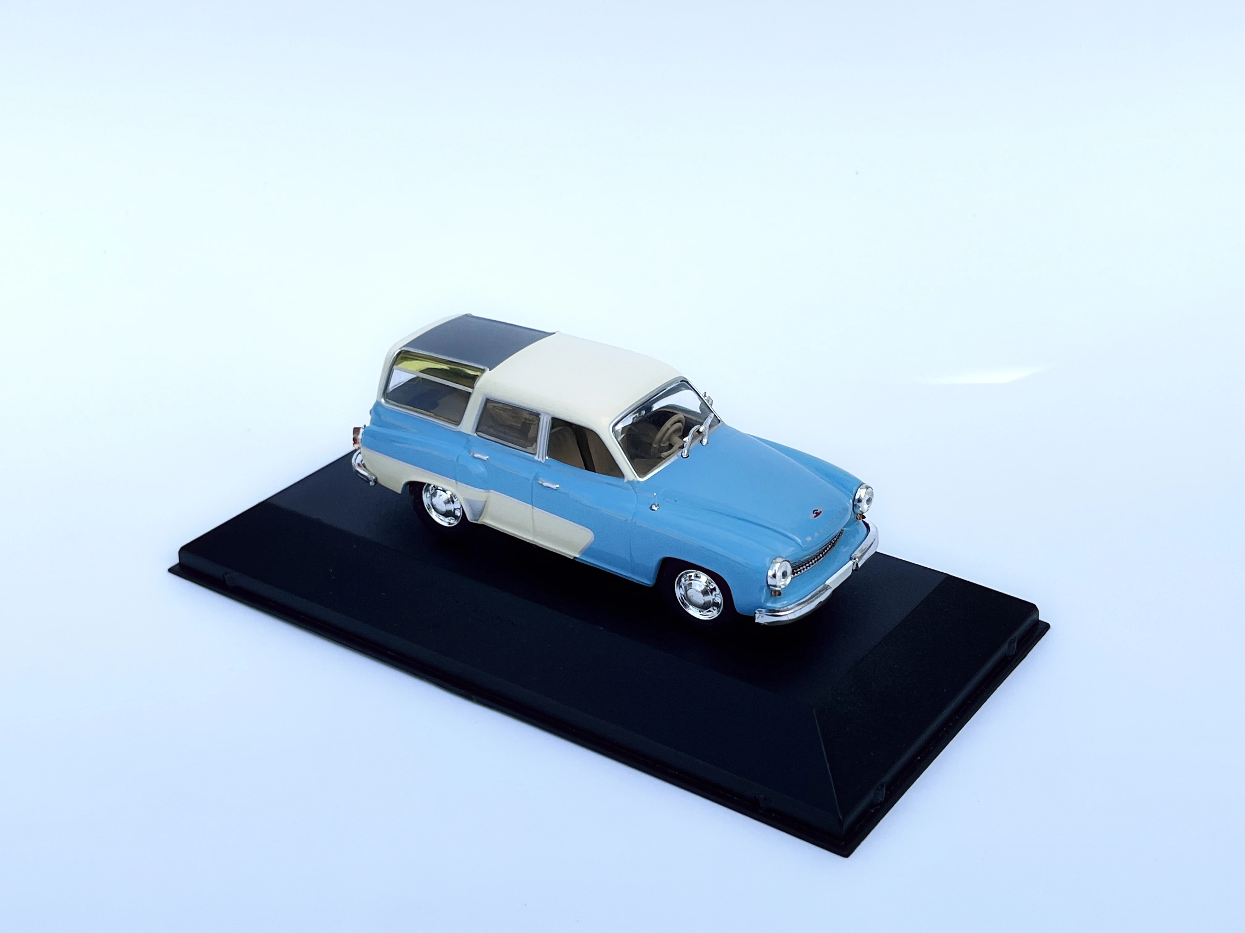 Коллекционная модель автомобиля из сплава в масштабе 1/43