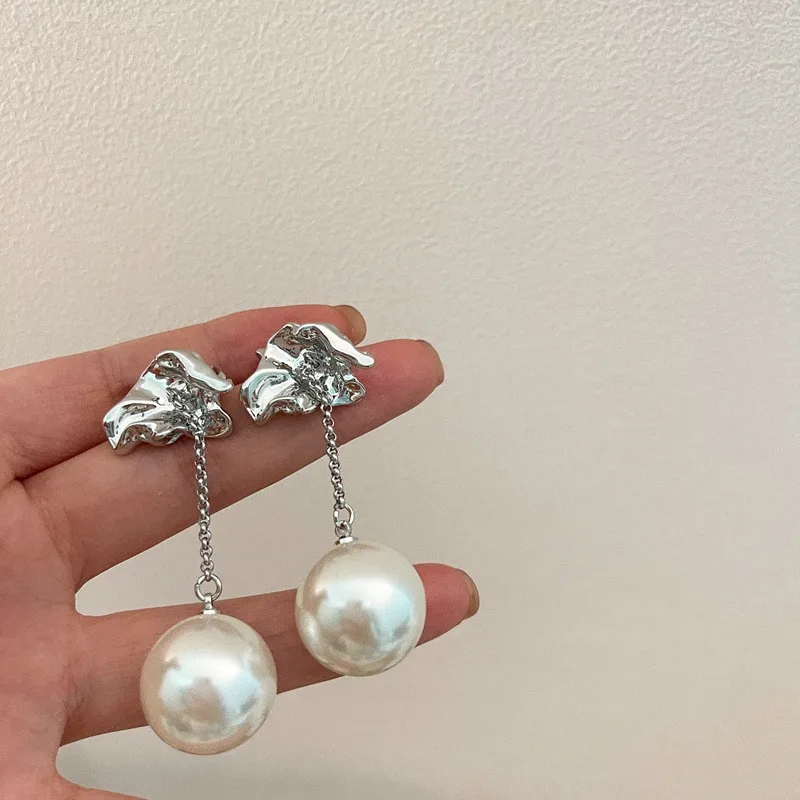 

French retro large pearl tassel shaped metal earrings cold fashion, Internet celebrities exaggerated earrings