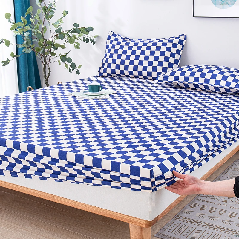 Простынь матраса. Натяжная простынь. Простыня на резинке на кровати. Наматрасники на кровать 160 на 200. Кровать матрас простыня.