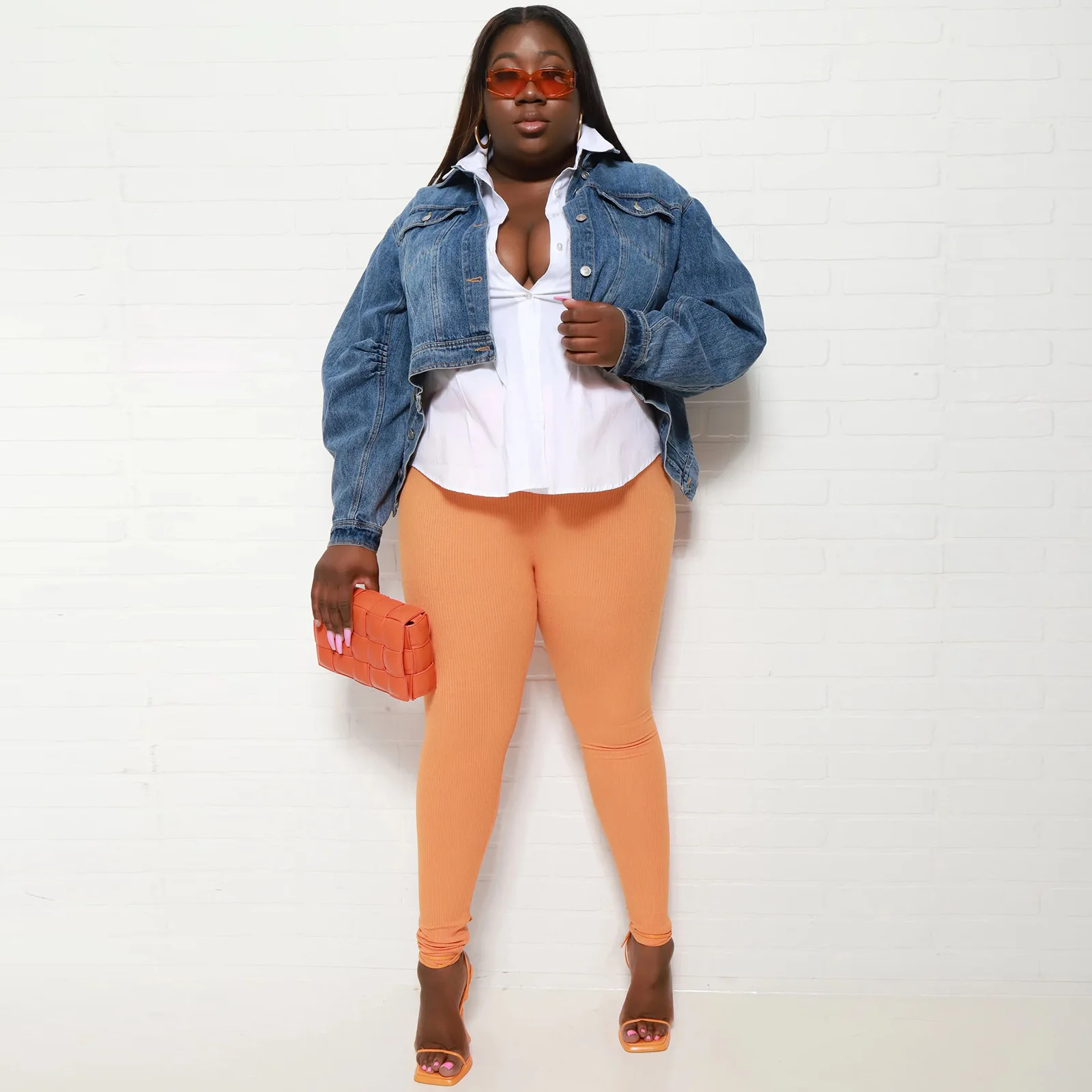 Женская джинсовая куртка с отложным воротником двубортная Асимметричная