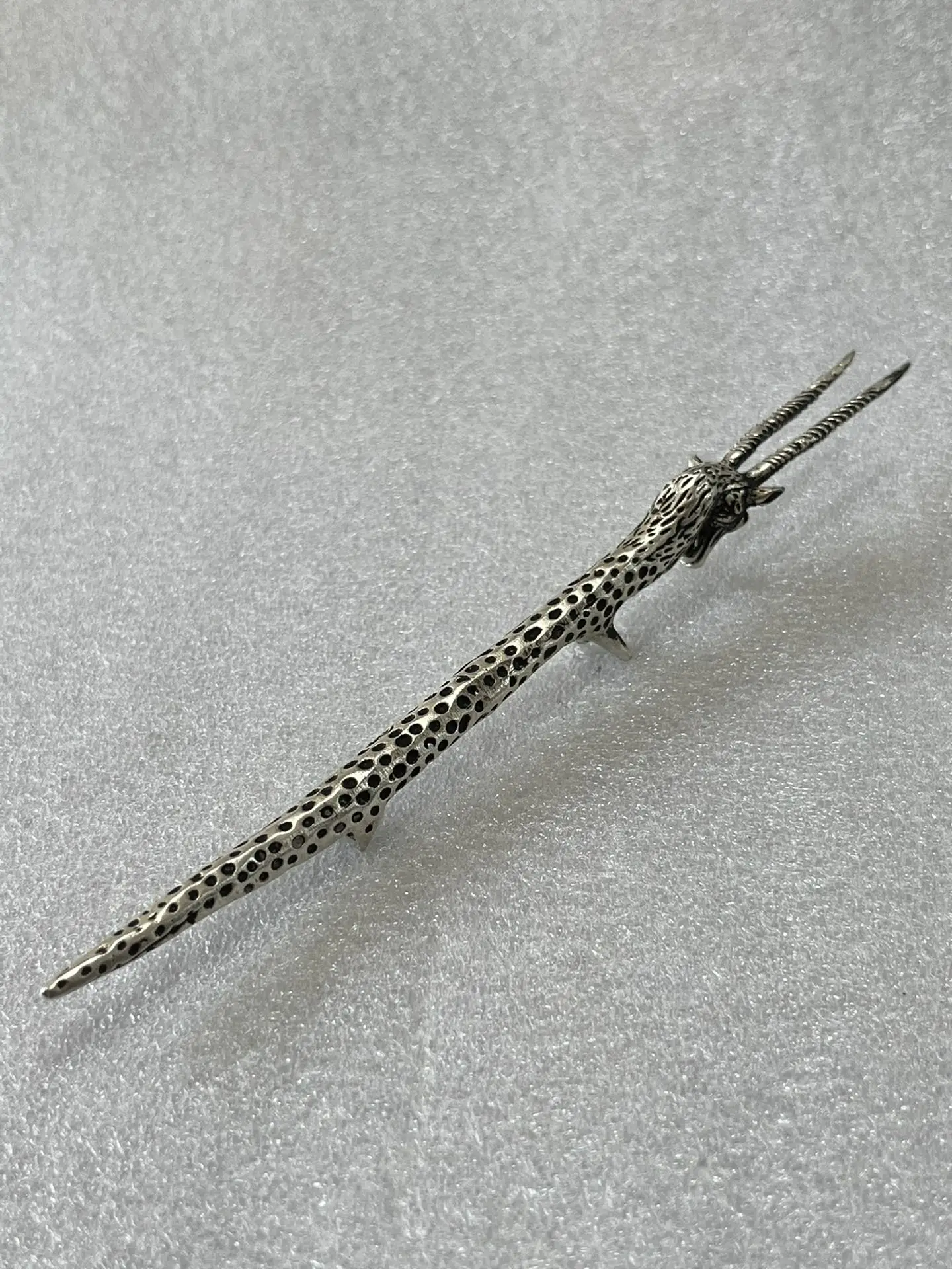 

Подставка для ручек из белой меди с антилопом