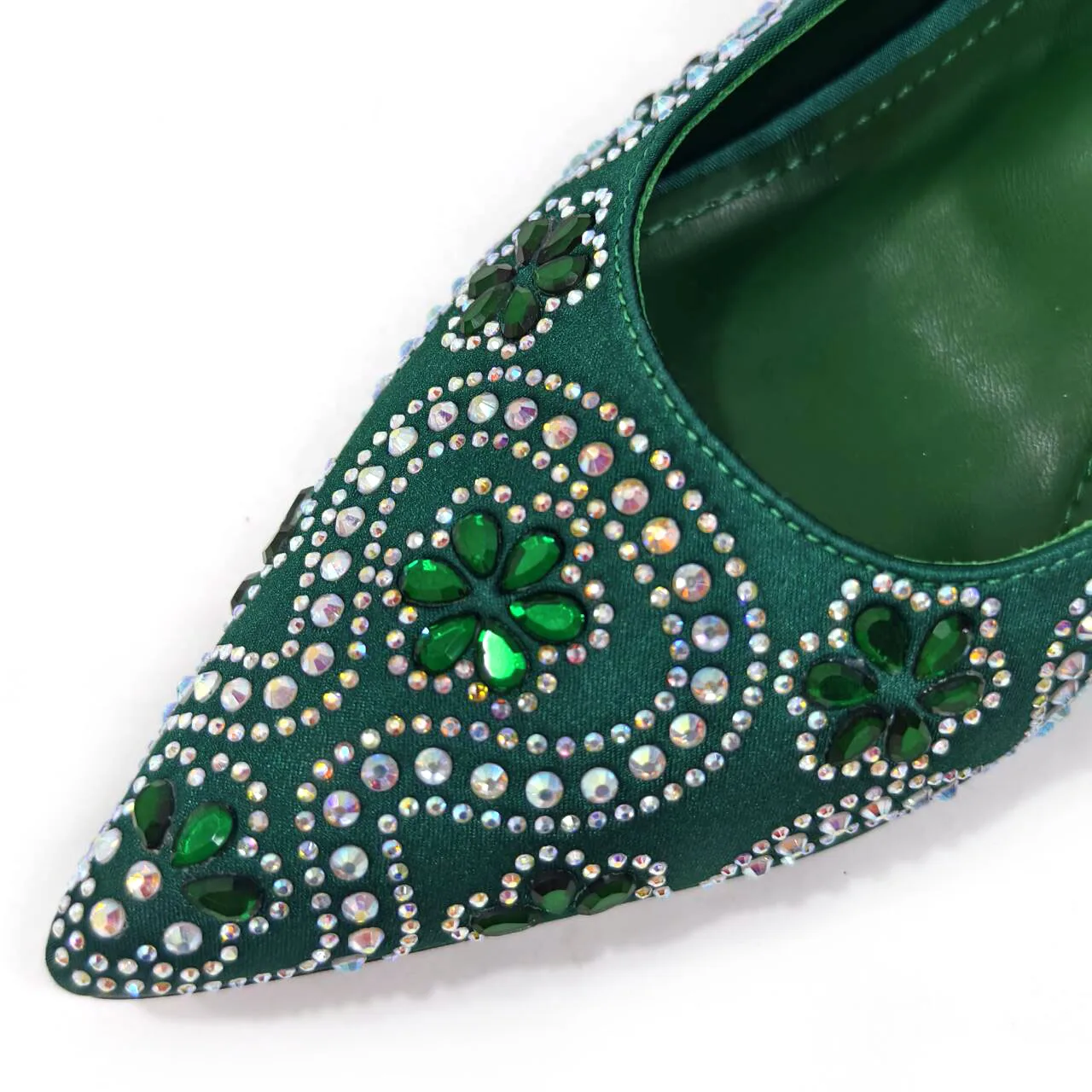 Женские туфли с цветочным рисунком на каблуке