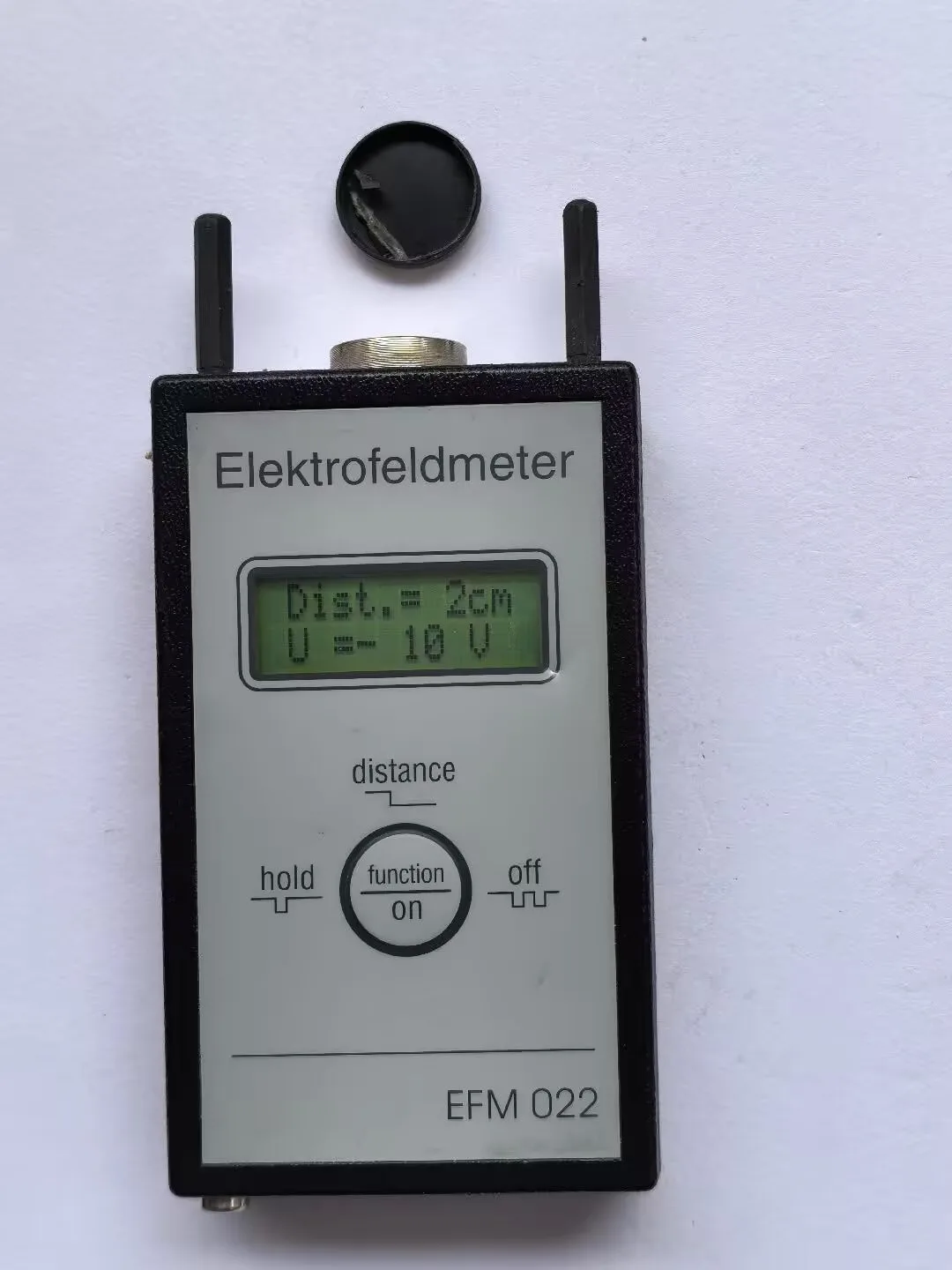 Фото Тестер электростатического поля EFM 022, точность измерения соответствует показаниям на изображении, в комплект не входит ни одно дополнительное устройство, и функциональность ограничена. №3