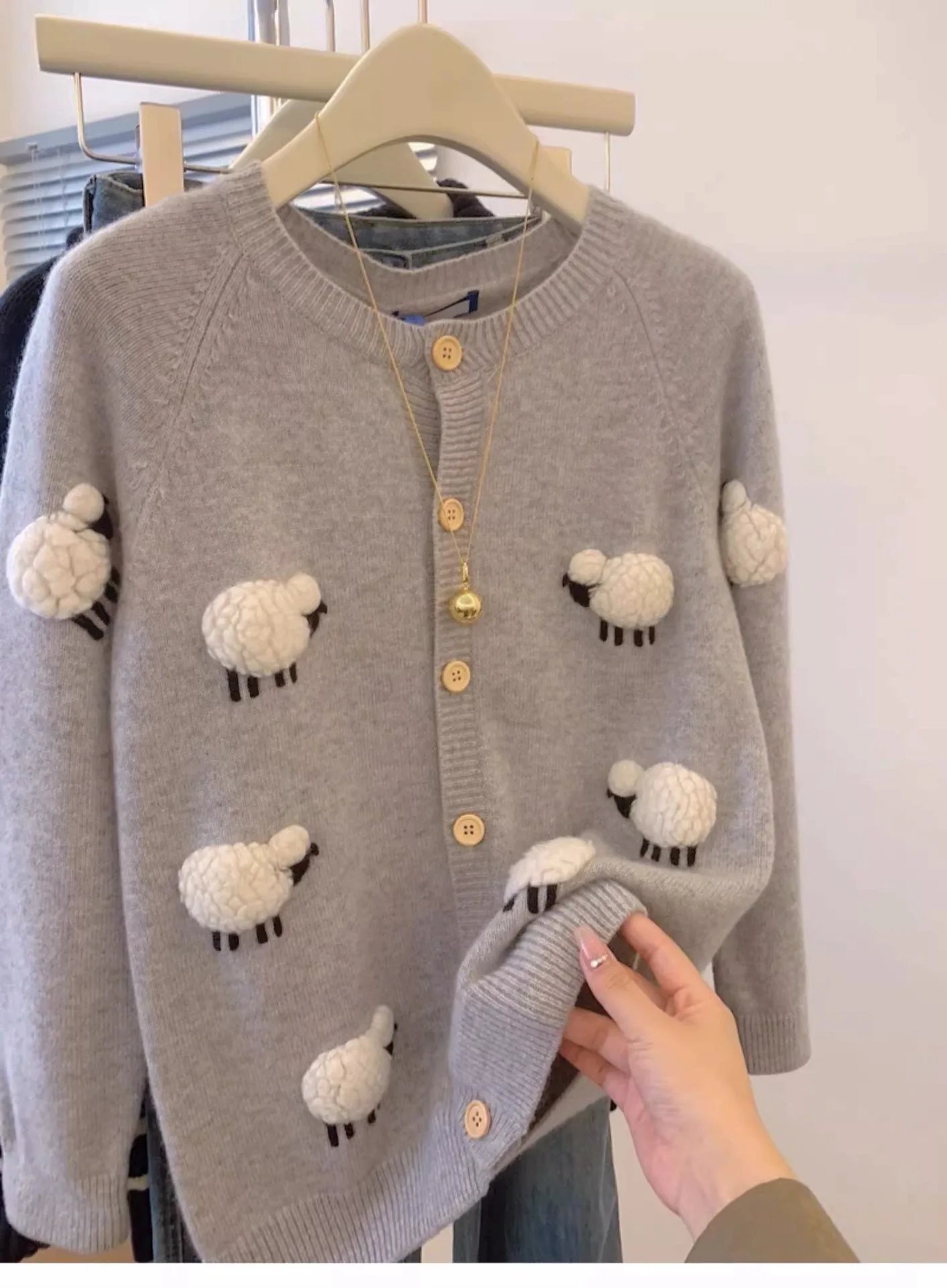 Женское трикотажное пальто с вышивкой на весну/осень