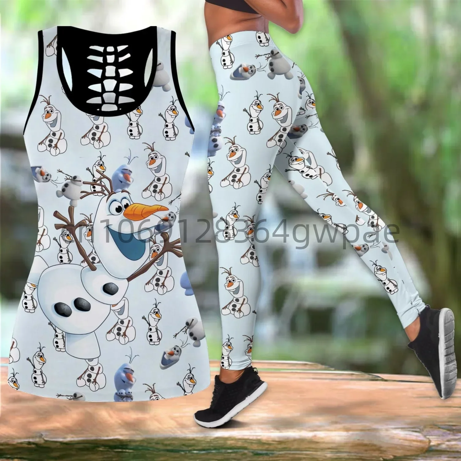 Женский летний спортивный костюм с топом и леггинсами вырезами