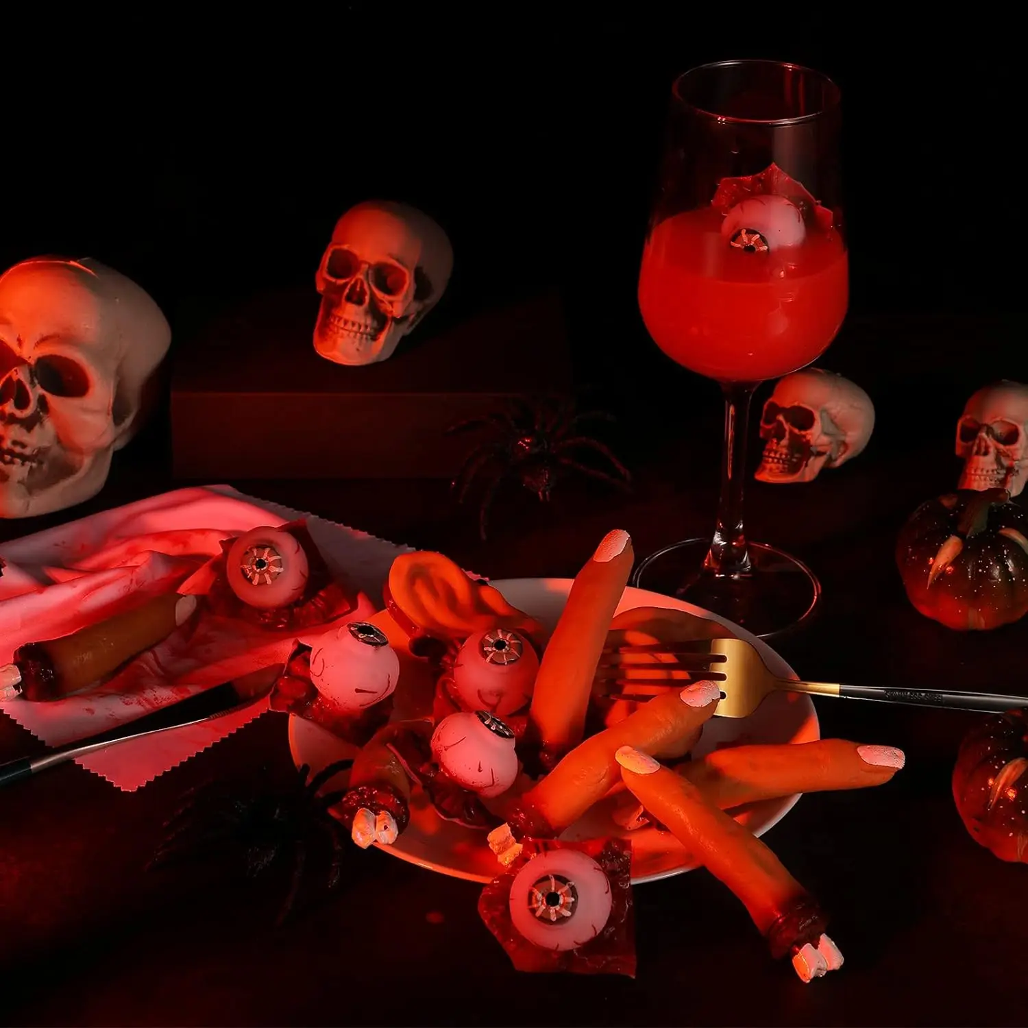 Кровавый страшный ужасный поддельный остаток человека сломанная рука пальцы