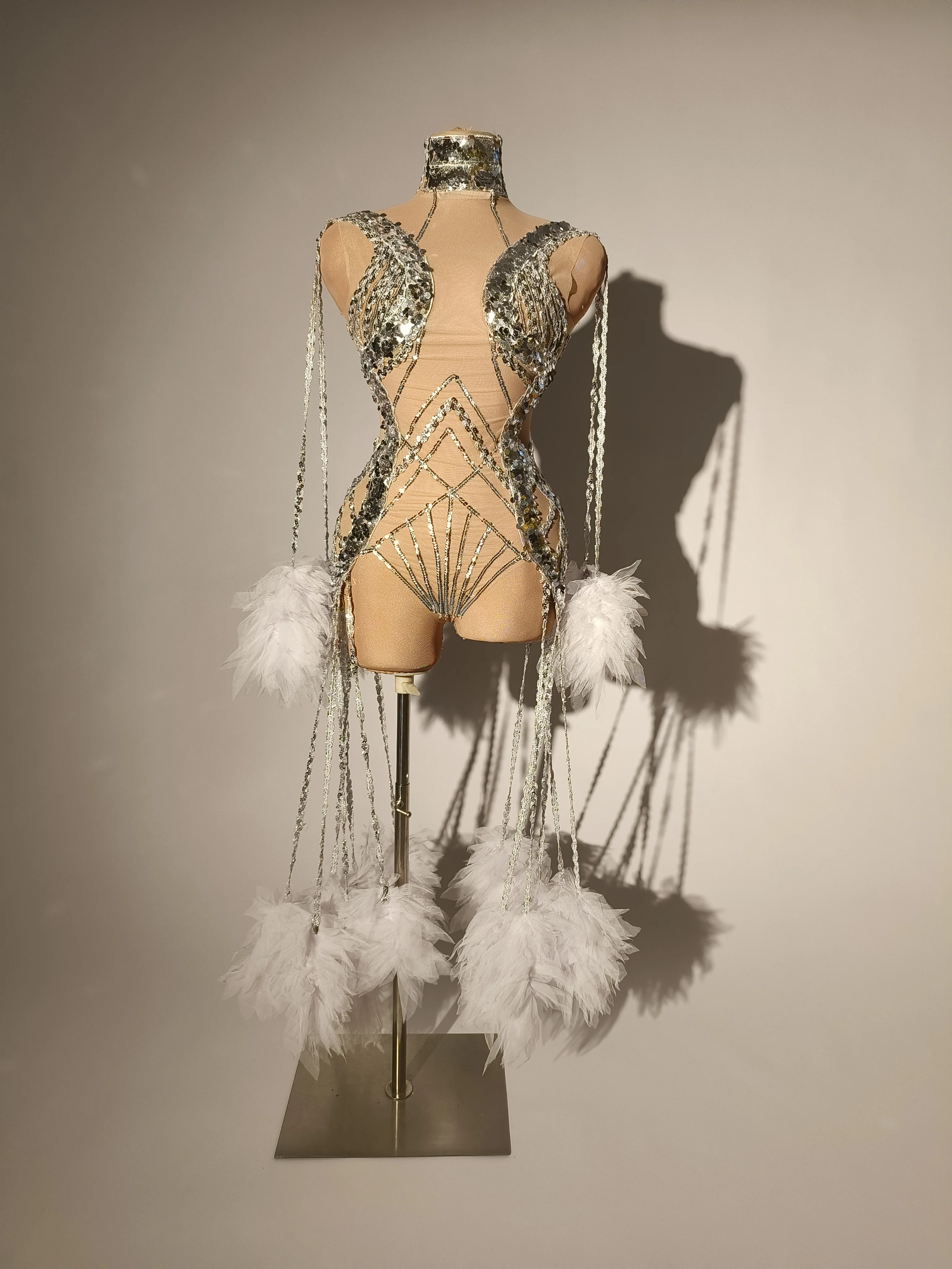 

Комплект бикини с серебряными блестками и кисточками, сетчатая бахрома, комплект из трех предметов, одежда для вечеринки, для ночного клуба, танцевальный костюм певицы, сценическая одежда B183