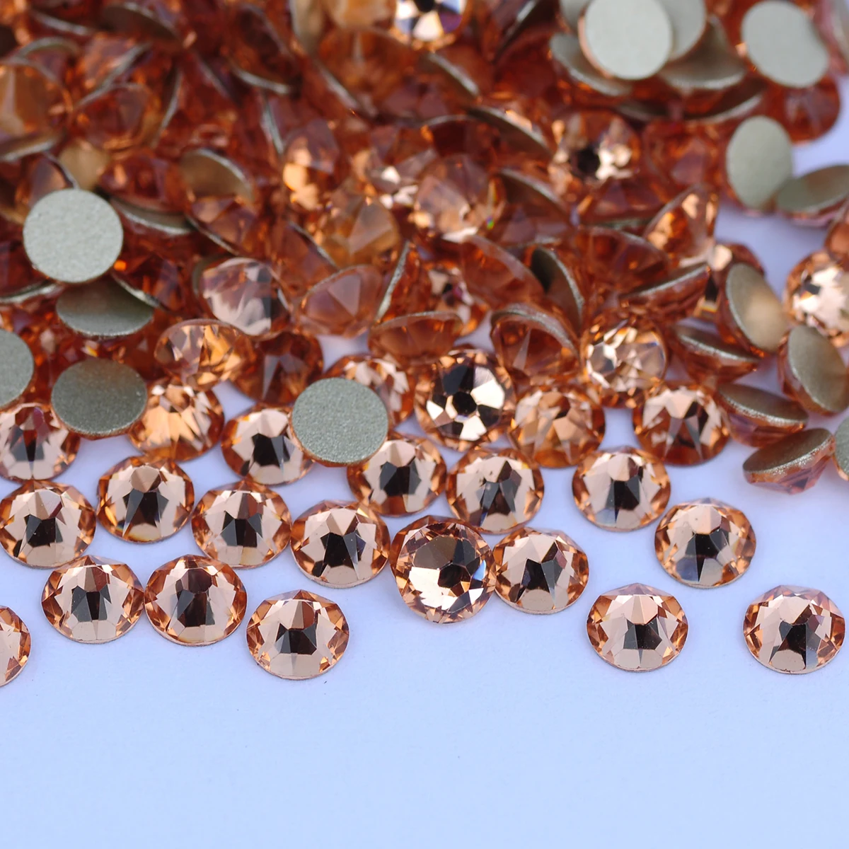 Фото Стразы стеклянные PUBRILEX Light Peach Xirius, 16 граней, без термофиксации, с плоским дном, для дизайна ногтей и декора одежды №4