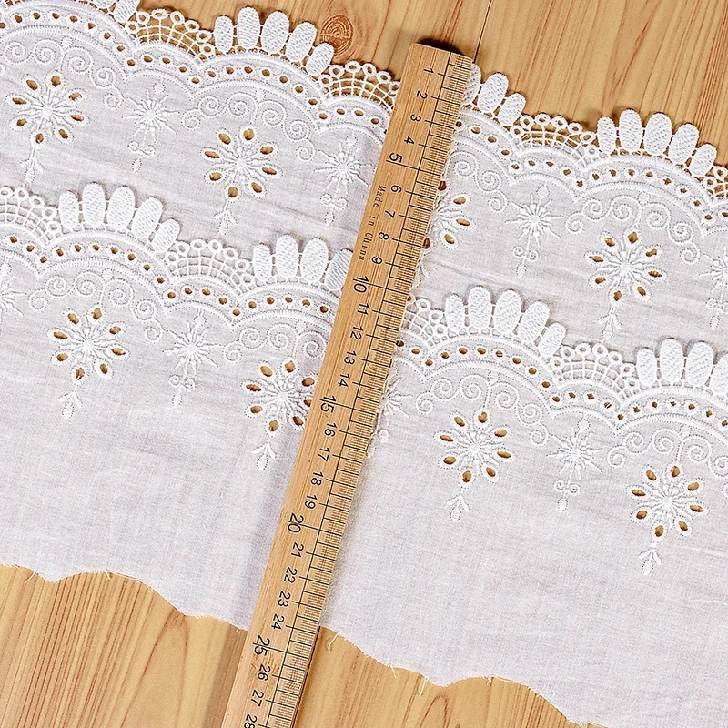 Кружевная ткань с вышитым белым цветком аппликация отделкой своими руками