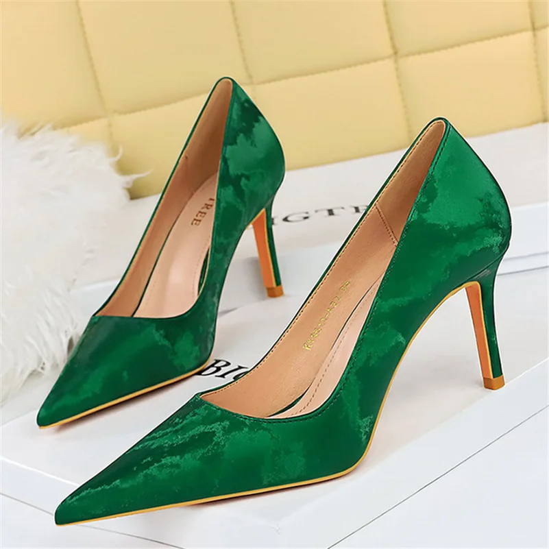 

Женские туфли-лодочки на высоком каблуке 7,5 см, в винтажном стиле