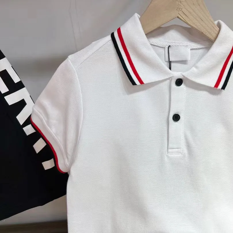 

Детский костюм из футболки с отложным воротником и черных коротких брюк, на Возраст 3-14 лет