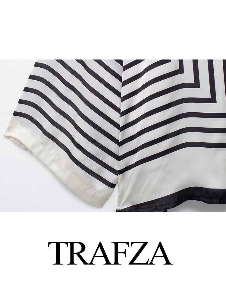 Блузка женская однобортная в полоску с круглым вырезом и длинным рукавом