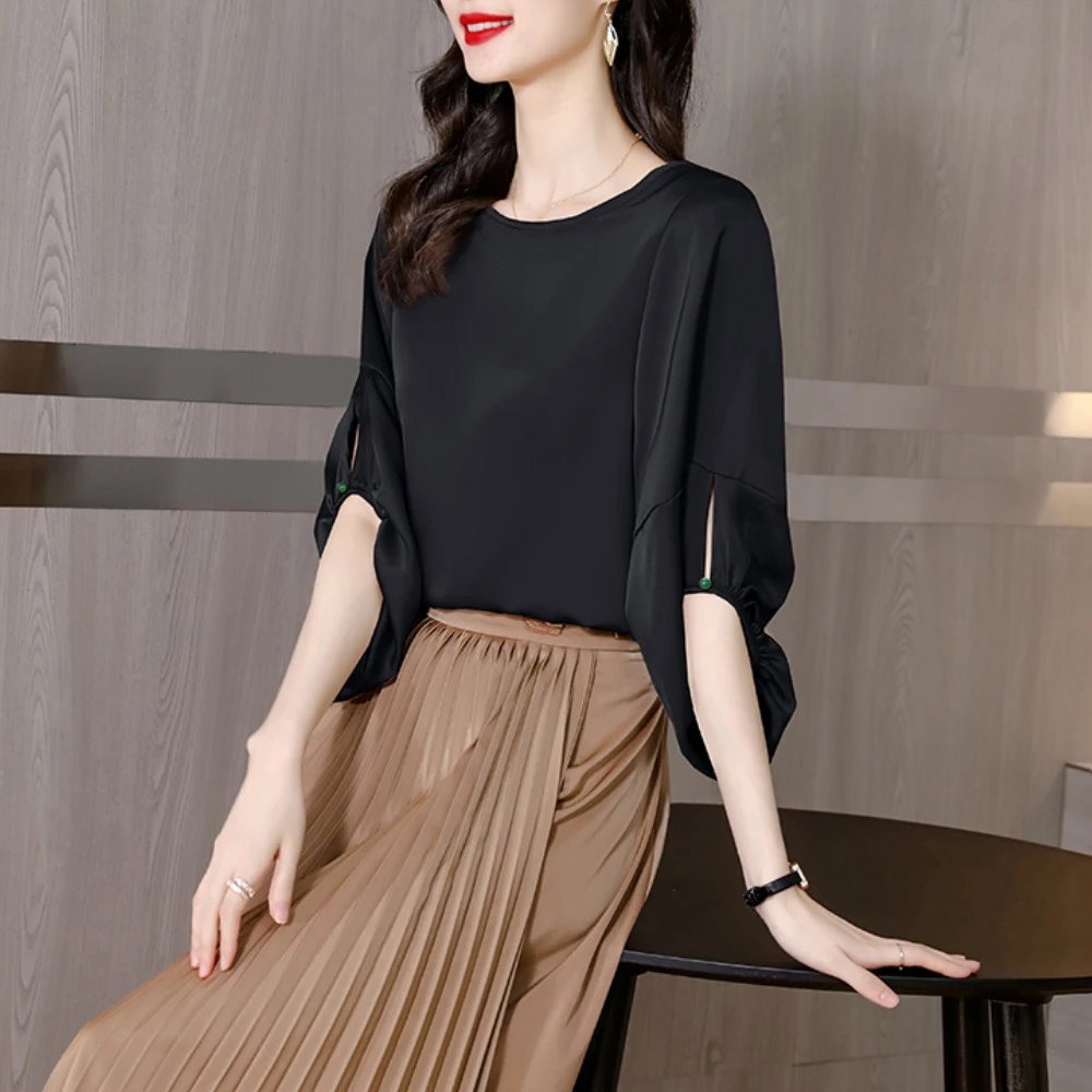 Блузка женская однотонная атласная с рукавами-фонариками и драпировкой