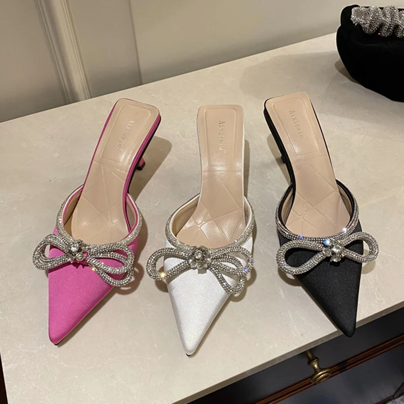 

2022 модные женские шлепанцы с бантом и кристаллами, брендовые шлепанцы с острым носком, без застежки, белые, на тонком высоком каблуке, свадеб...