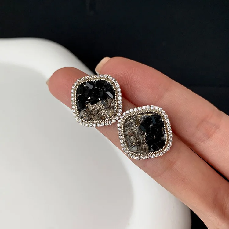 

Stylish and Minimalist Study Earrings with Geometric Squares for Women's Earrings, Korean Version for Exquisite Women's Jewelry