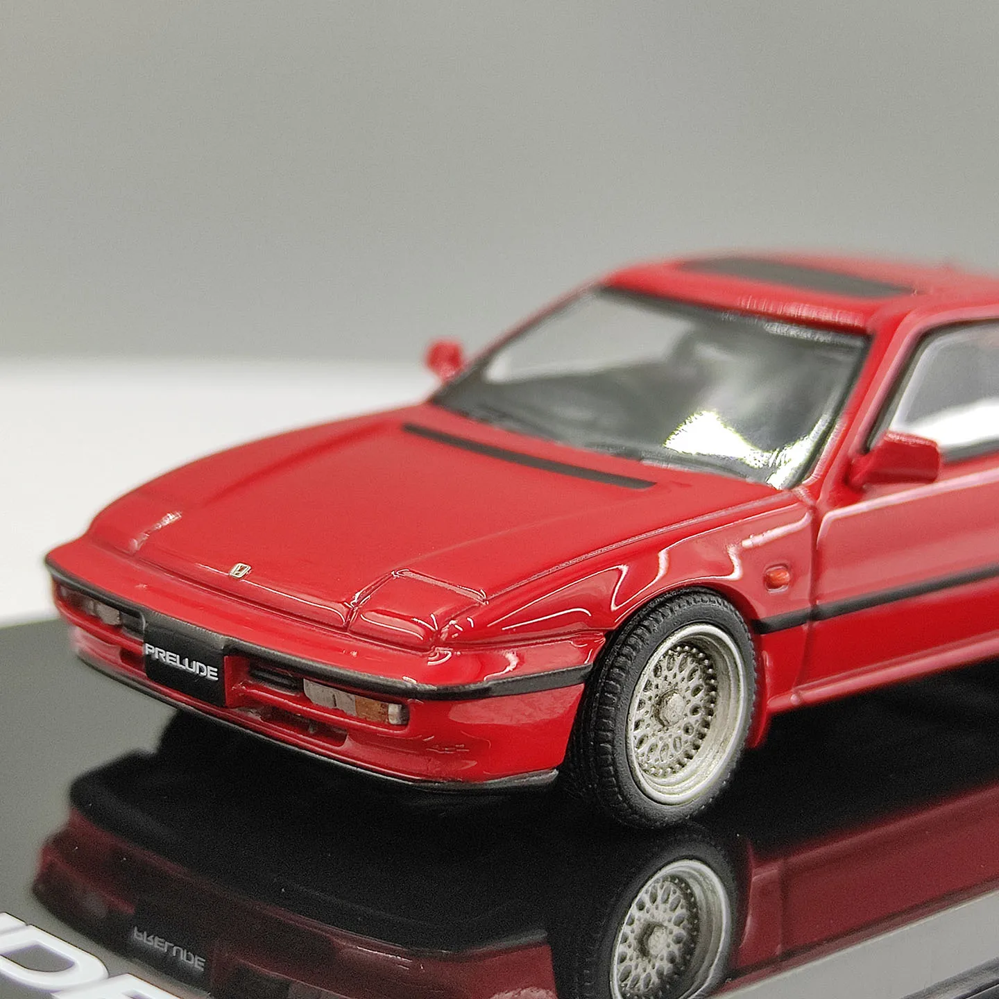 Фото Масштабная модель автомобиля Honda PRELUDE (BA5) SI TCV из литого сплава 1:64, кастомизированная версия, классические игрушечные автомобили, подарки для взрослых, сувенир, статичная модель для демонстрации. №2