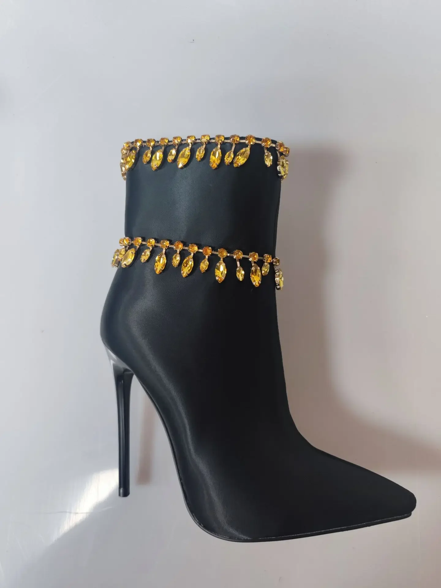 Ботинки на шпильке с острым носком украшенные стразами и бисером ботинки высоком