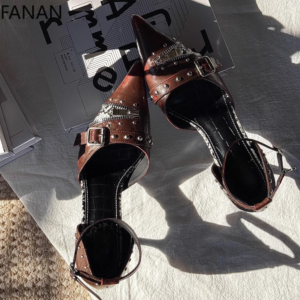 Фото Женские босоножки из натуральной кожи с заклепками в стиле панк, на высоком каблуке, с острым носком, сексуальные ретро-босоножки на массивном каблуке, коллекция 2026 №3