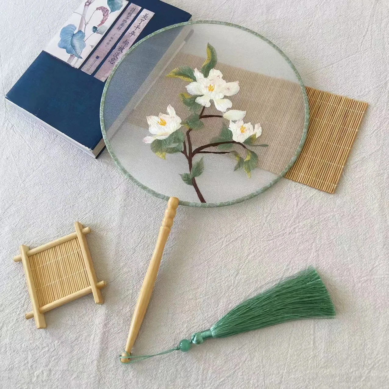 

Деревянный вышитый веер Hanfu