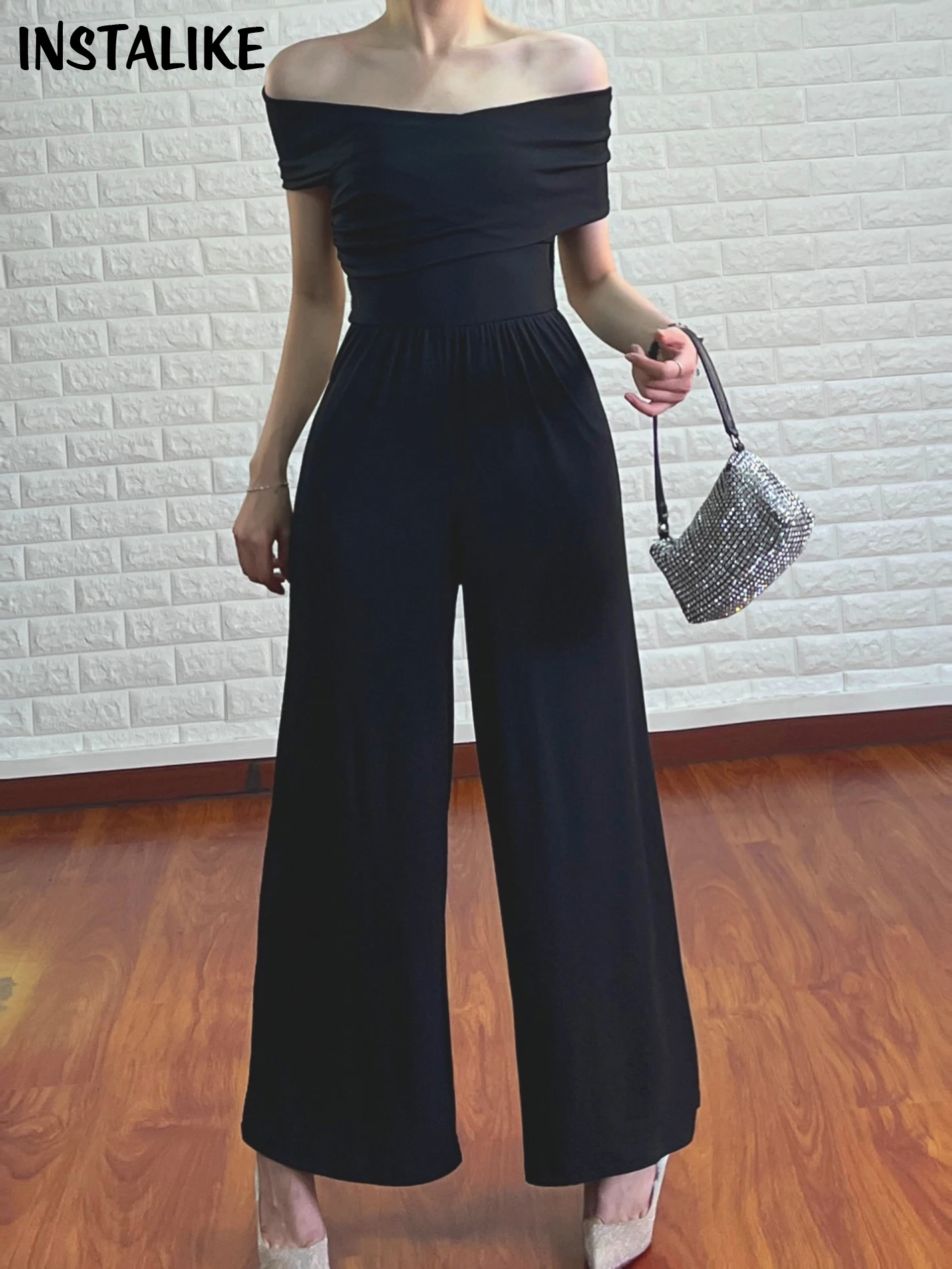 Женский комбинезон с открытыми плечами InsaLike пикантный для офиса монохромный