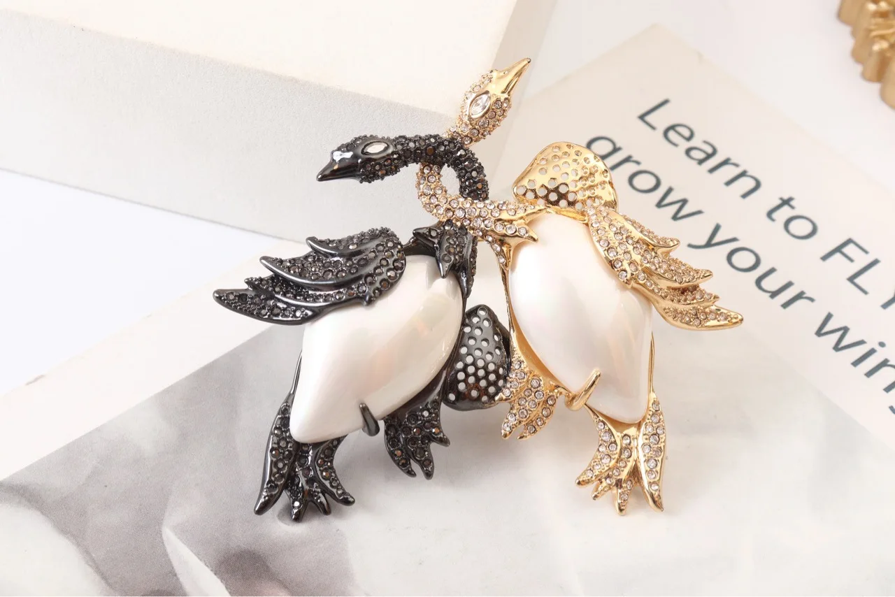 

Модная трендовая брошь в виде лебедя с бриллиантами