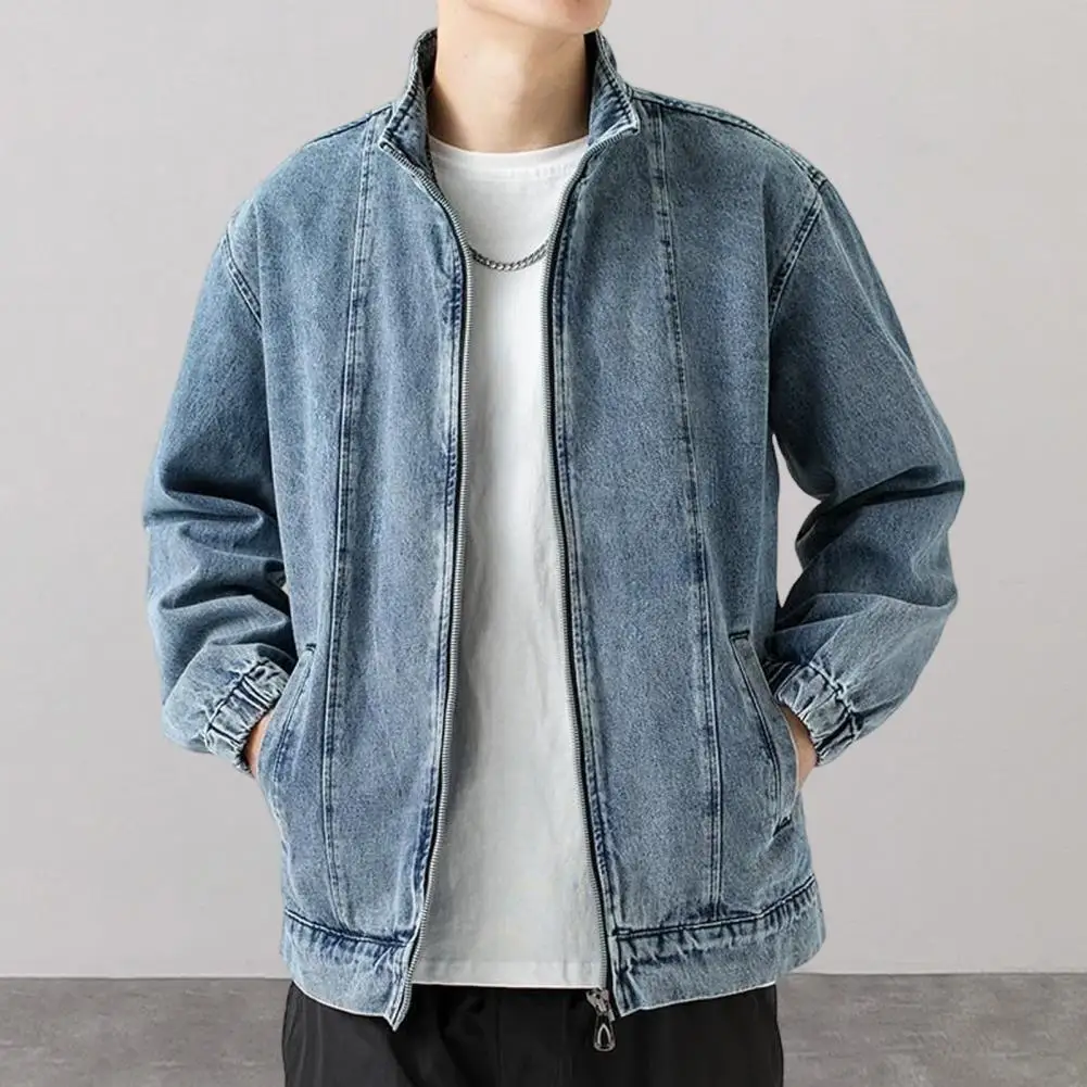 Мужская джинсовая куртка с лацканами однотонная длинными рукавами и карманами