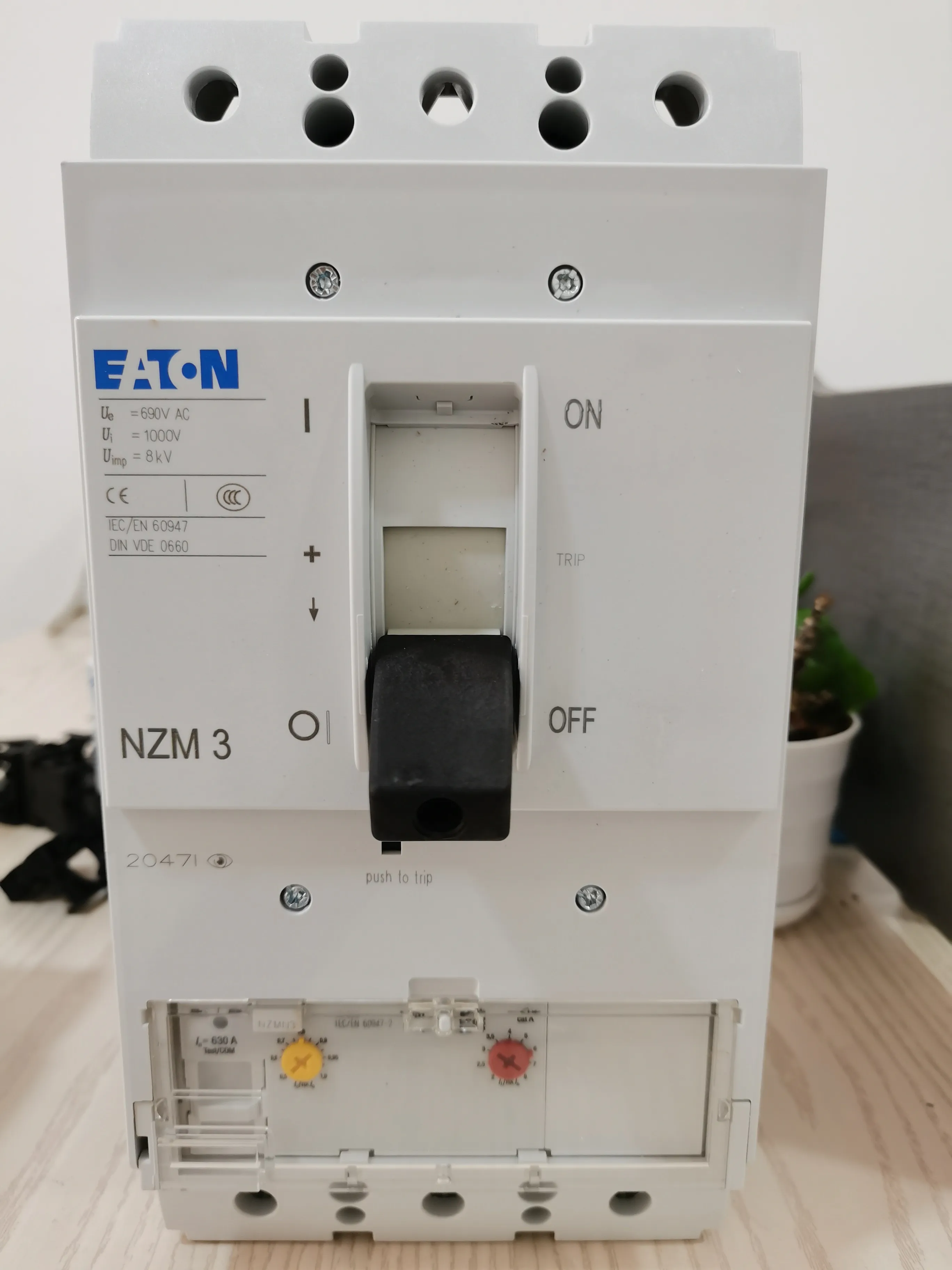 

Circuit breaker : NZM3 NZMN3-AE630 146799 ( NZMN3-AE630 259115 ) / NZMN3-AE250 146782 / NZMN3-AE400 146783 / NZMN3-AE400-S1