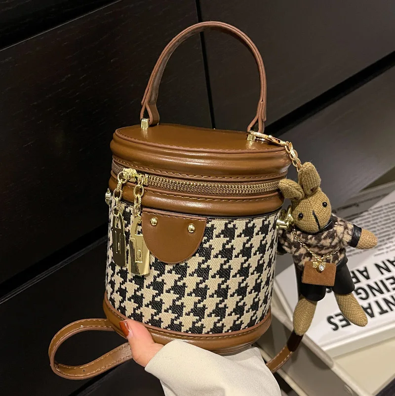 

2022 Spring Popular Small Bags Women's Bags Niche New Fashion One-shoulder Messenger Bag Texture Portable Bucket Bag