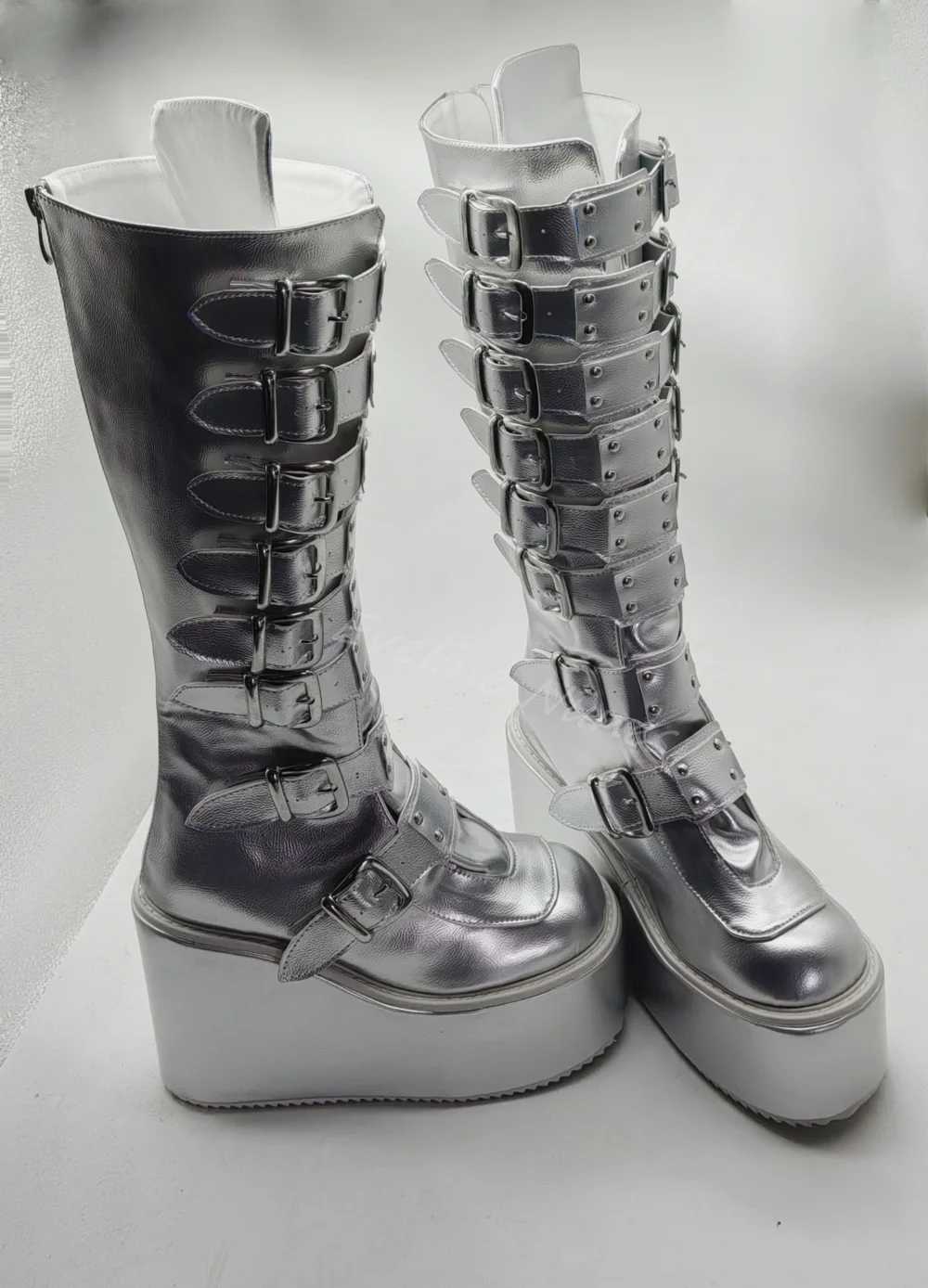 Женские сапоги до колена на платформе серебристые танкетке с ремешком пряжкой