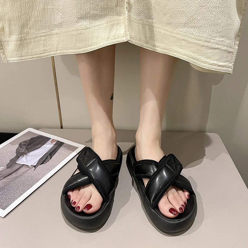 2022 New Ladies Comfortable platform slippers Fashion Leather Flat Shoes Women Slippers Beach Slides zapatos mujer