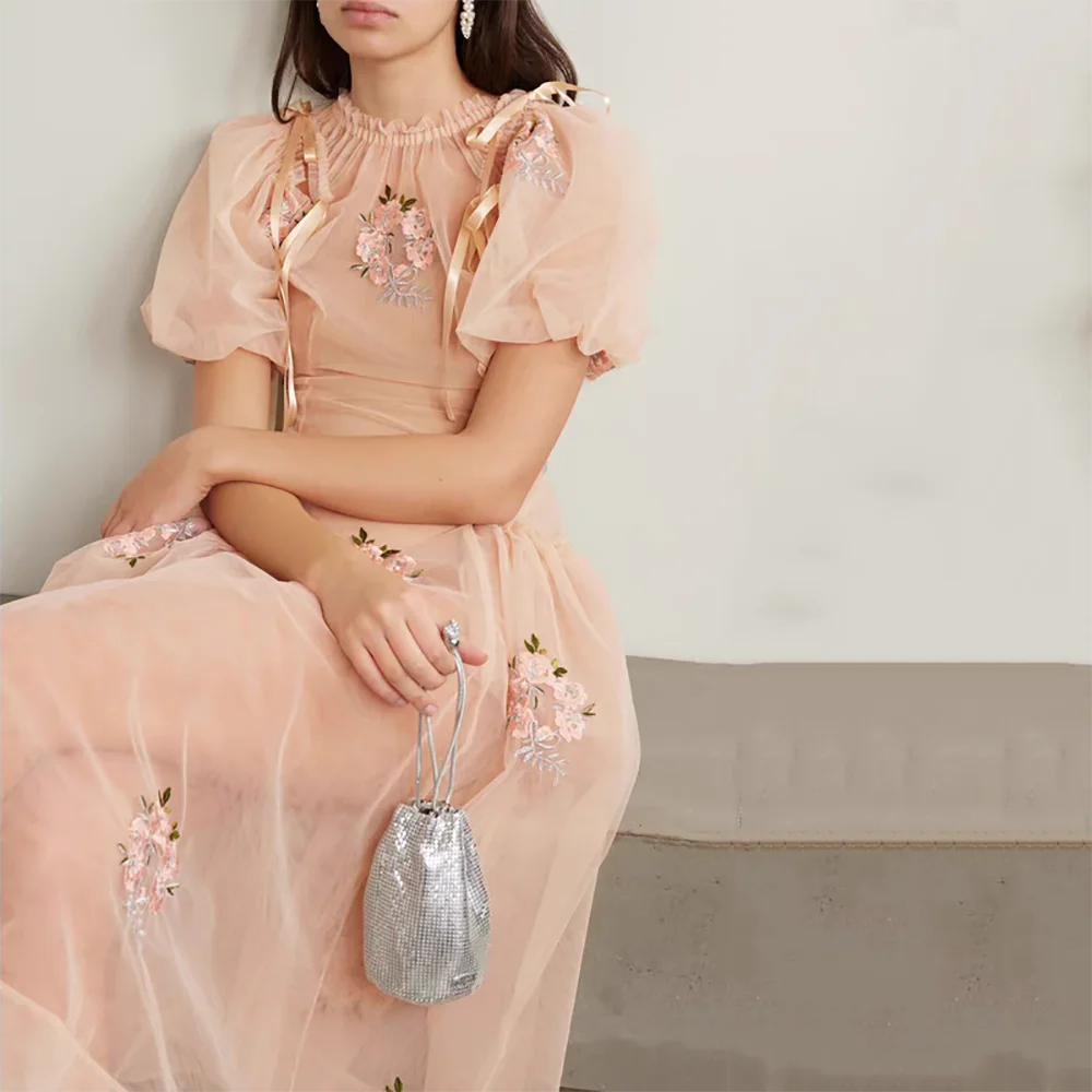 Женское длинное платье с цветочной вышивкой круглым вырезом коротким рукавом