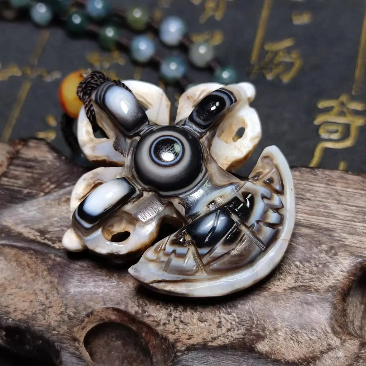 Rare Old Tibet Natural Agate Dzi Bead High Oil Coated Material in Tibet Amulet Pendant Necklace Jewelry
Rare Old Tibet Natural Agate Dzi Bead High Oil Coated Material in Tibet Amulet Pendant Necklace Jewelry