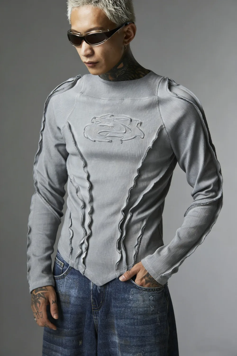 Фото Мужские футболки High Street Tees в стиле Wasteland, с эффектом состаривания, V-образный вырез, уличный стиль, с длинным рукавом №5